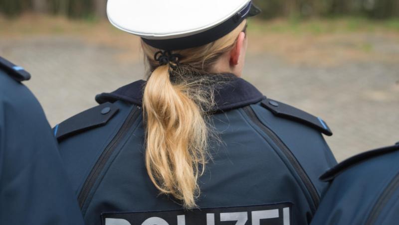 Auf der Jacke einer Auszubildenden ist der Schriftzug "Polizei" zu sehen. Auf der Jacke einer Auszubildenden ist der Schriftzug "Polizei" zu sehen.