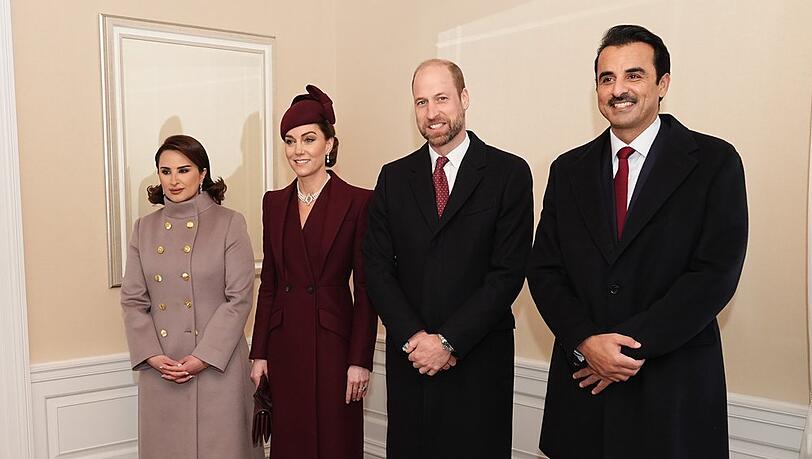 Prinzessin Kate und Prinz William strahlen zwischen dem Emir von Katar, Scheich Tamim bin Hamad Al Thani und seiner Frau Jawaher. Anschließend ging es zum Horse Guards Parade, wo König Charles schon auf die Gäste wartete. Prinzessin Kate und Prinz William strahlen zwischen dem Emir von Katar, Scheich Tamim bin Hamad Al Thani und seiner Frau Jawaher. Anschließend ging es zum Horse Guards Parade, wo König Charles schon auf die Gäste wartete.
