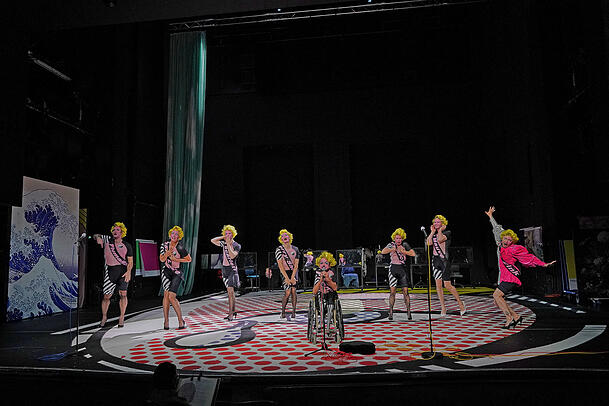 Martin Weigel, Wiebke Puls, Vinzenz Sommer, Konstantin Schumann, Erwin Aljukić, Johanna Eiworth, Christian Löber, Svetlana Belesova in "Was ihr wollt". Martin Weigel, Wiebke Puls, Vinzenz Sommer, Konstantin Schumann, Erwin Aljukić, Johanna Eiworth, Christian Löber, Svetlana Belesova in "Was ihr wollt".