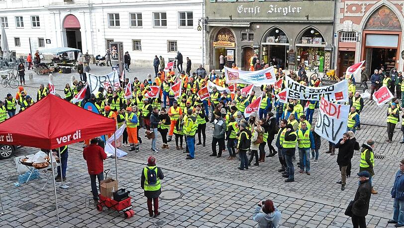 Vorm Rathaus haben sich rund 150 städtische Mitarbeiter zum Warnstreik versammelt. Vorm Rathaus haben sich rund 150 städtische Mitarbeiter zum Warnstreik versammelt.