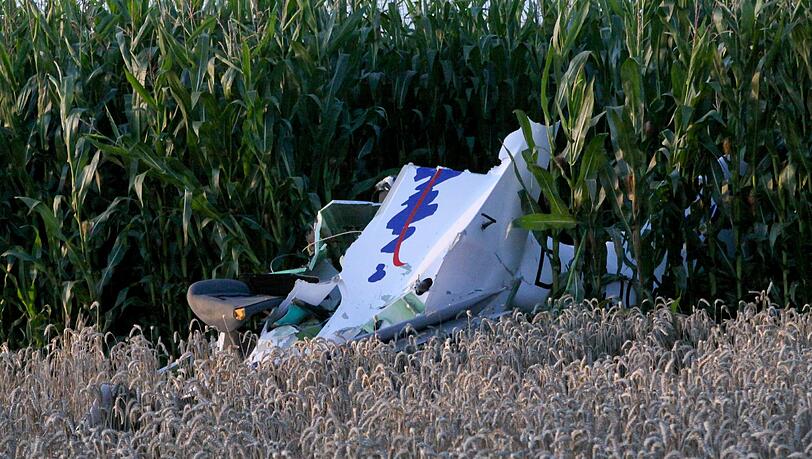 Das Wrack eines Ultraleichtflugzeugs vom Typ Sting liegt am Dienstag (02.08.11) in einem Maisfeld nahe Endzell im Landkreis Ansbach Das Wrack eines Ultraleichtflugzeugs vom Typ Sting liegt am Dienstag (02.08.11) in einem Maisfeld nahe Endzell im Landkreis Ansbach