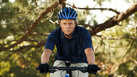 James Bond unterwegs mit dem Fahrrad? So könnte implizites Green Storytelling aussehen - Nachhaltigkeit nicht explizit thematisieren, etwa durch Dialoge oder ein Weltuntergangsszenario, sondern im Hintergrund als Lebensrealität in den Film einbauen. Das Bild hat eine Künstliche Intelligenz generiert. James Bond unterwegs mit dem Fahrrad? So könnte implizites Green Storytelling aussehen - Nachhaltigkeit nicht explizit thematisieren, etwa durch Dialoge oder ein Weltuntergangsszenario, sondern im Hintergrund als Lebensrealität in den Film einbauen. Das Bild hat eine Künstliche Intelligenz generiert.