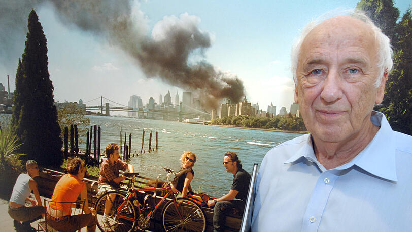 Der Fotograf Thomas Hoepker steht in der Villa Ruh vor dem Bild mit dem Titel "New York, 11. September 2001". Der Fotograf Thomas Hoepker steht in der Villa Ruh vor dem Bild mit dem Titel "New York, 11. September 2001".