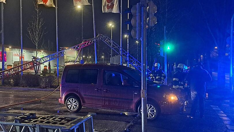 Der Transporter wurde von einer Kabelbrücke leicht beschädigt. Der Transporter wurde von einer Kabelbrücke leicht beschädigt.
