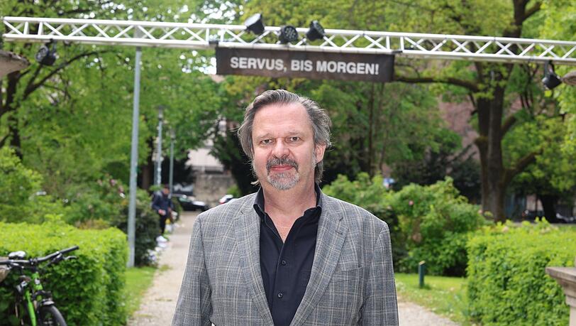 "Ich würde ja zehn Kameras hinhängen", sagt Christian Lehner, der Wirt im Park Café - sein Biergarten liegt mitten im Alten Botanischen Garten. "Ich würde ja zehn Kameras hinhängen", sagt Christian Lehner, der Wirt im Park Café - sein Biergarten liegt mitten im Alten Botanischen Garten.