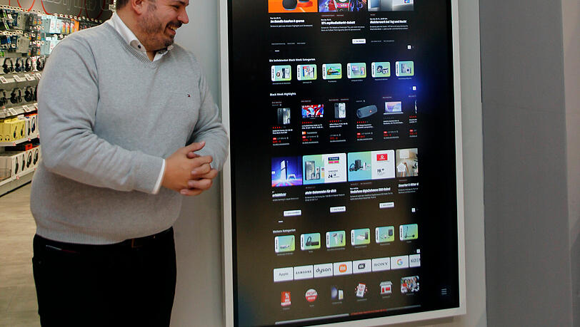 Auf diesem Riesen-Touchscreen mit 65 Zoll kann man ein wenig surfen, stöbern oder sich eines der vielen Produkte zeigen lassen, die nicht im Smart-Markt sind, aber dorthin bestellbar. Auf diesem Riesen-Touchscreen mit 65 Zoll kann man ein wenig surfen, stöbern oder sich eines der vielen Produkte zeigen lassen, die nicht im Smart-Markt sind, aber dorthin bestellbar.