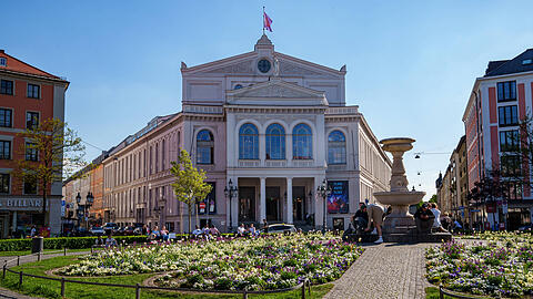 Das Staatstheater am Gärtnerplatz, auch Gärtnerplatztheater genannt, ist eine beliebte Kulturinstitution in München. Auf dem Dach des Hauses gibt es jetzt eine Änderung von gewisser Tragweite. Das Staatstheater am Gärtnerplatz, auch Gärtnerplatztheater genannt, ist eine beliebte Kulturinstitution in München. Auf dem Dach des Hauses gibt es jetzt eine Änderung von gewisser Tragweite.