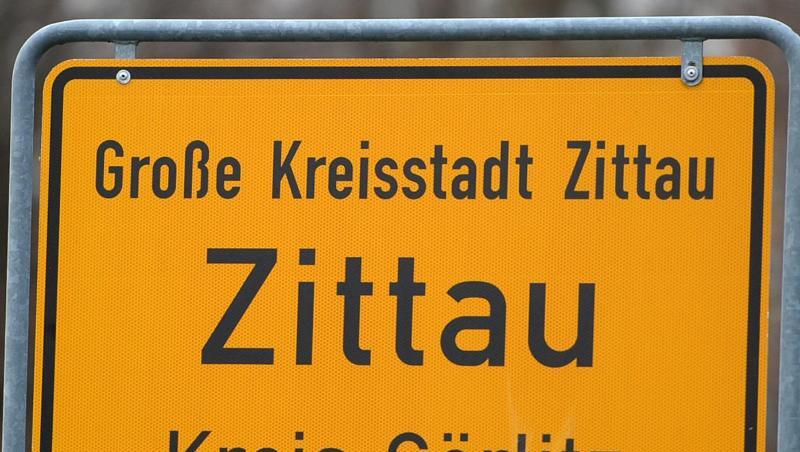 Auf die Wohnung der Linke-Kommunalpolitikerin Ramona Gehring im sächsischen Zittau ist ein Anschlag verübt worden. Auf die Wohnung der Linke-Kommunalpolitikerin Ramona Gehring im sächsischen Zittau ist ein Anschlag verübt worden.