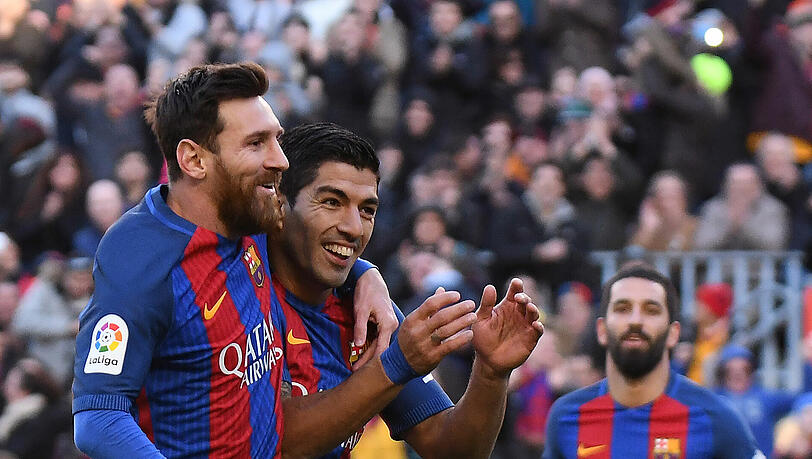 Luis Suarez gratuliert Lionel Messi zu seinem Rekord Luis Suarez gratuliert Lionel Messi zu seinem Rekord