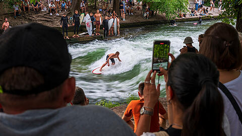 Da hatten die Surfer noch ihren Spaß: Sommer 2024 an der Eisbachwelle im Englischen Garten. Können sich bald wieder Schaulustige um das Münchner Wahrzeichen versammeln? Da hatten die Surfer noch ihren Spaß: Sommer 2024 an der Eisbachwelle im Englischen Garten. Können sich bald wieder Schaulustige um das Münchner Wahrzeichen versammeln?