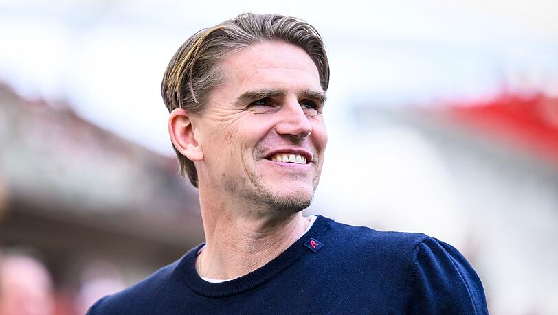 Münchens Sportdirektor Christoph Freund steht vor dem Spiel im Stadion. Münchens Sportdirektor Christoph Freund steht vor dem Spiel im Stadion.