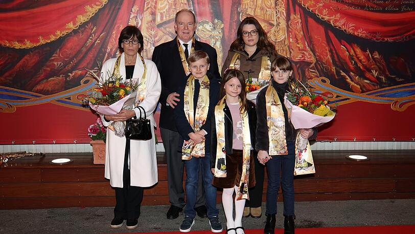 Der Fürst von Monaco, Albert II., besuchte mit Familienmitgliedern das Zirkusfestival. Der Fürst von Monaco, Albert II., besuchte mit Familienmitgliedern das Zirkusfestival.