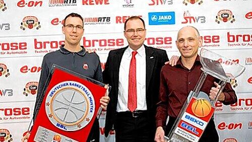 Bamberger Erfolgsgespann mit Trophäen-Sammlung: Cheftrainer Chris Fleming, Brose-Geschäftsführer Matthias Drewniok und Manager Wolfgang Heyder (von links). Bamberger Erfolgsgespann mit Trophäen-Sammlung: Cheftrainer Chris Fleming, Brose-Geschäftsführer Matthias Drewniok und Manager Wolfgang Heyder (von links).