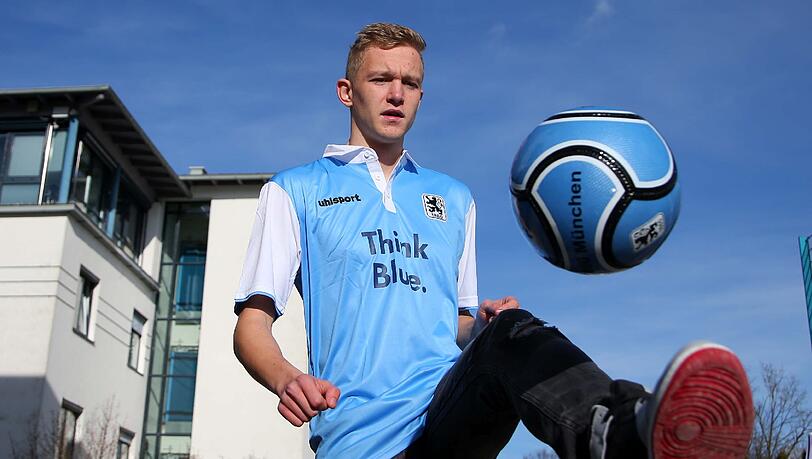 Hier wird Jannik Bandowski am Trainingsgelände des TSV 1860 vorgestellt. Hier wird Jannik Bandowski am Trainingsgelände des TSV 1860 vorgestellt.