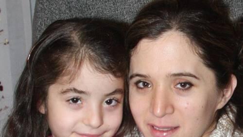Wieder vereint: Daria mit ihrer Mutter Ezo (34). Wieder vereint: Daria mit ihrer Mutter Ezo (34).