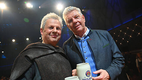 Gerhard Wittmann (l.) als Reiter und der echte Dieter Reiter nach Ende vom Singspiel 2026. Gerhard Wittmann (l.) als Reiter und der echte Dieter Reiter nach Ende vom Singspiel 2026.