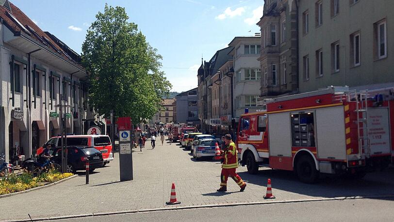 Am Samstag raste in Bad Säckingen ein Auto in eine Menschengruppe vor einem Straßencafe: Ein Toter und mehrere Verletzte. Am Samstag raste in Bad Säckingen ein Auto in eine Menschengruppe vor einem Straßencafe: Ein Toter und mehrere Verletzte.