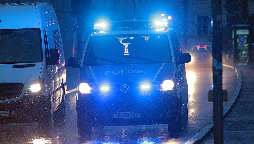 In Düren ist ein familiärer Streit mit harten Waffen ausgetragen worden - die Polzei musste einschreiten. In Düren ist ein familiärer Streit mit harten Waffen ausgetragen worden - die Polzei musste einschreiten.