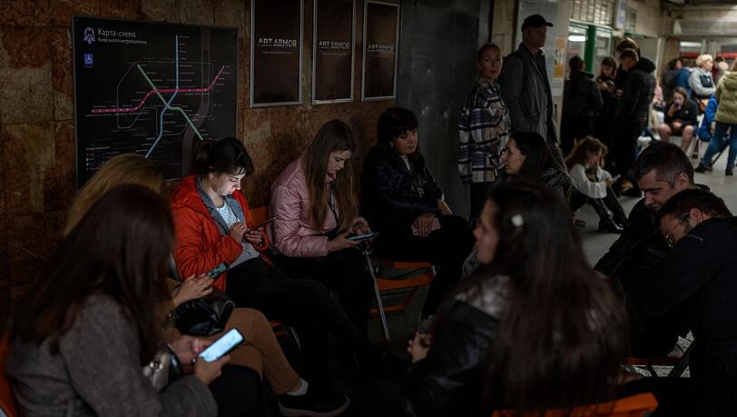 Menschen sitzen in einer Kiewer U-Bahn-Station, die als Luftschutzbunker dient. Menschen sitzen in einer Kiewer U-Bahn-Station, die als Luftschutzbunker dient.
