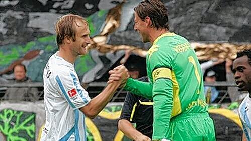 Tauscht mit BVB-Keeper Weidenfeller die Wimpel: Löwen-Kapitän Daniel Bieroffka. Tauscht mit BVB-Keeper Weidenfeller die Wimpel: Löwen-Kapitän Daniel Bieroffka.