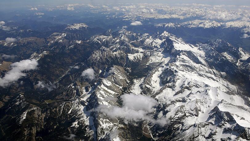 Die Tiroler Alpen: Eine ungewöhnliche Erdbebenserie durchzieht derzeit das österreichisch-bayerische Grenzgebiet. Die Tiroler Alpen: Eine ungewöhnliche Erdbebenserie durchzieht derzeit das österreichisch-bayerische Grenzgebiet.
