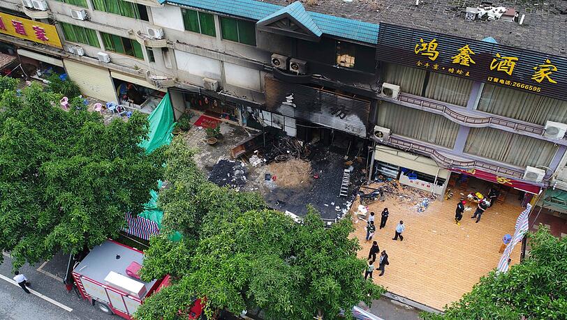 Dieses Luftbild zeigt die Feuerstätte einer Karaoke-Bar. Bei dem Feuer kamen 18 Menschen ums Leben. Dieses Luftbild zeigt die Feuerstätte einer Karaoke-Bar. Bei dem Feuer kamen 18 Menschen ums Leben.