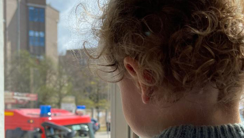 Der kleine Leander mit Blick aufs Feuerwehrauto. Der kleine Leander mit Blick aufs Feuerwehrauto.