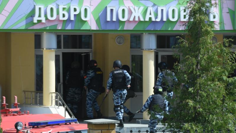 Rettungswagen und Polizeifahrzeuge mit Blaulicht und Sirene: der Tatort in der russischen Stadt Kasan nach dem tödlichen Angriff. Rettungswagen und Polizeifahrzeuge mit Blaulicht und Sirene: der Tatort in der russischen Stadt Kasan nach dem tödlichen Angriff.