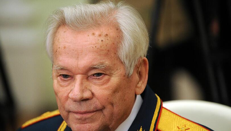 Mikhail Kalashnikov, der Mann, der das berühmte nach ihm genannte Gewehr erfand, wurde in Moskau beigesetzt. Mikhail Kalashnikov, der Mann, der das berühmte nach ihm genannte Gewehr erfand, wurde in Moskau beigesetzt.