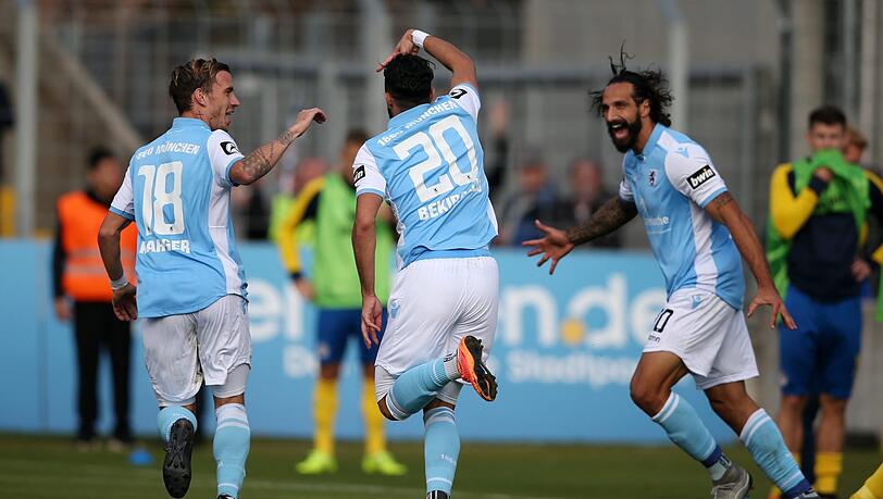 Nach fünf Spielen ohne Sieg endlich ein Dreier für den TSV 1860: Die Löwen um (v.l.) Nico Karger, Torschütze Efkan Bekiroglu und Adriano Grimaldi. Nach fünf Spielen ohne Sieg endlich ein Dreier für den TSV 1860: Die Löwen um (v.l.) Nico Karger, Torschütze Efkan Bekiroglu und Adriano Grimaldi.