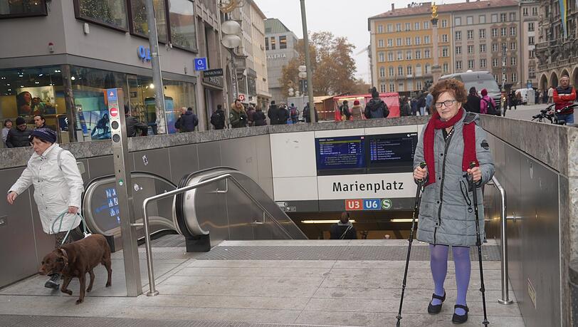 Die pensionierte Lehrerin Ursula Meier-Credner (74), die seit 20 Jahren an Multipler Sklerose leidet, ist mit Wanderstöcken als Gehhilfe in der Stadt unterwegs. Die pensionierte Lehrerin Ursula Meier-Credner (74), die seit 20 Jahren an Multipler Sklerose leidet, ist mit Wanderstöcken als Gehhilfe in der Stadt unterwegs.