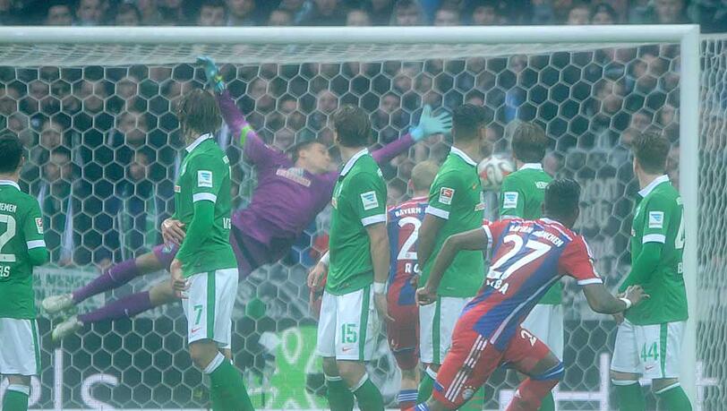 Sitzt, passt, hat Luft: David Alaba erzielt mit einem Traum-Freistoß das 2:0 für den FC Bayern im Spiel bei Werder Bremen. Sitzt, passt, hat Luft: David Alaba erzielt mit einem Traum-Freistoß das 2:0 für den FC Bayern im Spiel bei Werder Bremen.