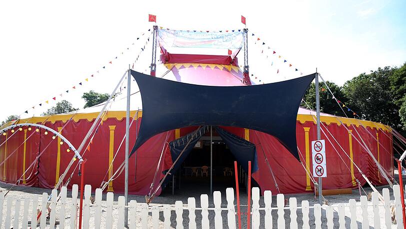 Im Zirkuszelt von Lilalu im Olympiapark findet in den ganzen Ferien ein Kursprogramm statt. Im Zirkuszelt von Lilalu im Olympiapark findet in den ganzen Ferien ein Kursprogramm statt.