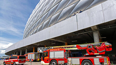 Archivbild: Während des EM-Vorrundenspiels zwischen Rumänien und der Ukraine stehen vor der Allianz Arena mehrere Feuerwehrfahrzeuge. Archivbild: Während des EM-Vorrundenspiels zwischen Rumänien und der Ukraine stehen vor der Allianz Arena mehrere Feuerwehrfahrzeuge.