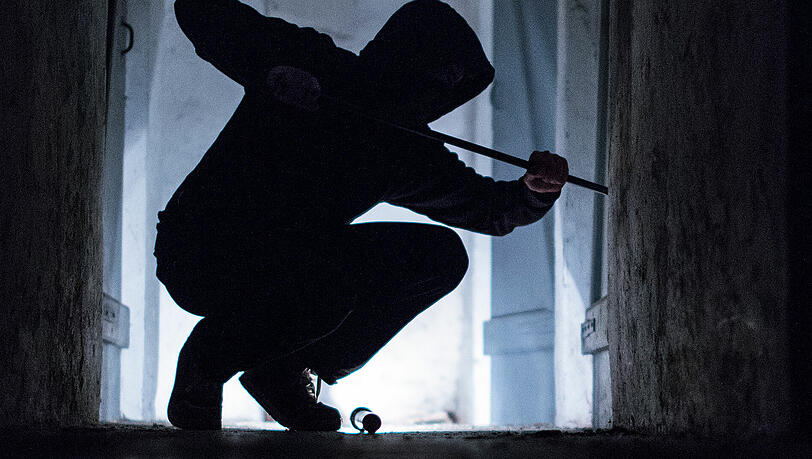 Durchs Fenster stieg der 35-Jährige in die Gaststätte ein. Bis hierhin lief der Einbruch noch glatt. (Symbolbild) Durchs Fenster stieg der 35-Jährige in die Gaststätte ein. Bis hierhin lief der Einbruch noch glatt. (Symbolbild)