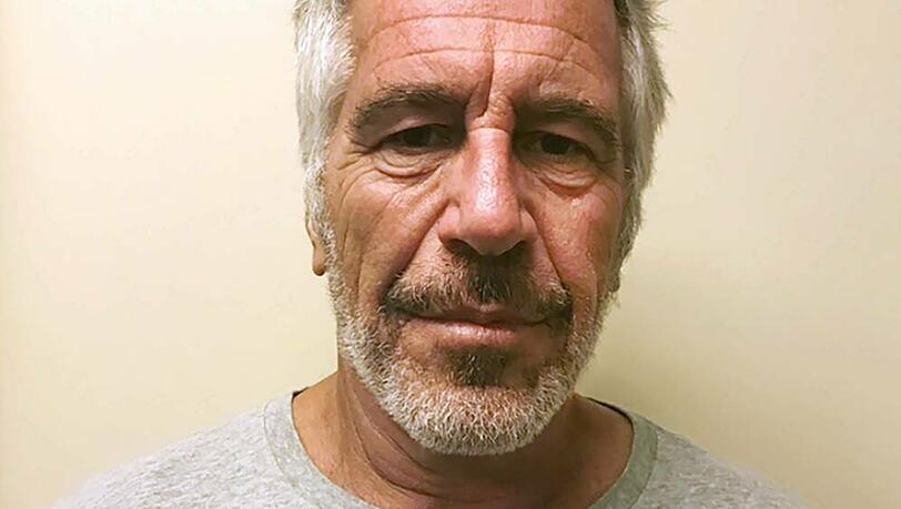 Jeffrey Epstein wenige Tage vor seinem Selbstmord auf einer offiziellen Aufnahme der US-Strafverfolgungsbehörden Jeffrey Epstein wenige Tage vor seinem Selbstmord auf einer offiziellen Aufnahme der US-Strafverfolgungsbehörden