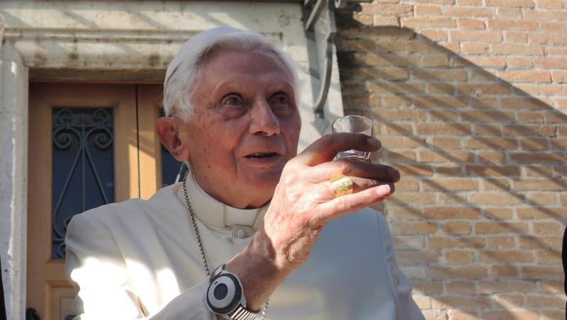 Der emeritierte Papst Benedikt XVI sitzt vor dem Kloster Mater Ecclesiae im Vatikan. Foto: picture alliance / Lena Klimkeit/dpa/Archivbild Der emeritierte Papst Benedikt XVI sitzt vor dem Kloster Mater Ecclesiae im Vatikan. Foto: picture alliance / Lena Klimkeit/dpa/Archivbild
