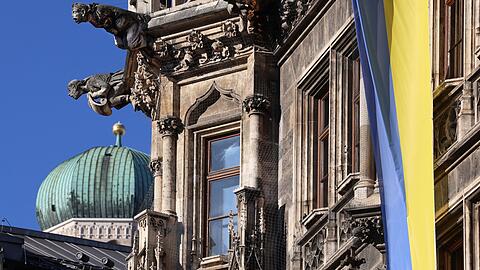 Beim neuen Rathaus lohnt sich der Blick nach oben – nicht nur fürs Glockenspiel. Sondern auch für viele Fassadendetails wie hier die rausragenden Wasserspeier. Beim neuen Rathaus lohnt sich der Blick nach oben – nicht nur fürs Glockenspiel. Sondern auch für viele Fassadendetails wie hier die rausragenden Wasserspeier.