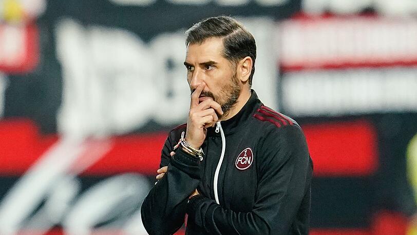 Nürnbergs Trainer Cristian Fiél reagiert an der Seitenlinie. Nürnbergs Trainer Cristian Fiél reagiert an der Seitenlinie.
