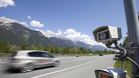 Zu schnell unterwegs? Eine Blitz-Anlage an der Inntalautobahn in Fahrtrichtung Kufstein kurz vor Innsbruck. Wer in Österreich zu schnell fährt, verliert nicht nur den Führerschein, sondern auch sein Fahrzeug. Zu schnell unterwegs? Eine Blitz-Anlage an der Inntalautobahn in Fahrtrichtung Kufstein kurz vor Innsbruck. Wer in Österreich zu schnell fährt, verliert nicht nur den Führerschein, sondern auch sein Fahrzeug.