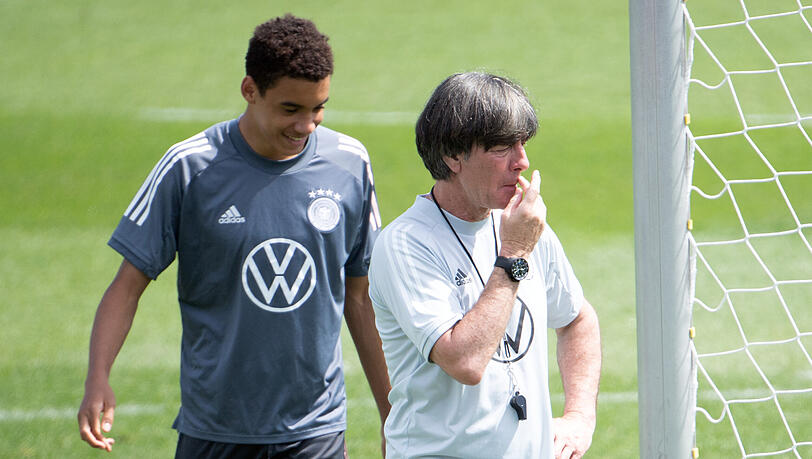 Haben Spaß zusammen: Jamal Musiala (l) und Bundestrainer Joachim Löw. Haben Spaß zusammen: Jamal Musiala (l) und Bundestrainer Joachim Löw.