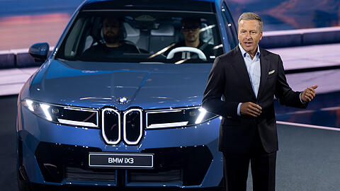 Oliver Zipse, Vorstandschef BMW, präsentiert den BMW iX3 bei der Weltpremiere vor Beginn der Internationalen Automobil-Ausstellung (IAA Mobility) als erstes Modell der Neuen Klasse von BMW. Oliver Zipse, Vorstandschef BMW, präsentiert den BMW iX3 bei der Weltpremiere vor Beginn der Internationalen Automobil-Ausstellung (IAA Mobility) als erstes Modell der Neuen Klasse von BMW.