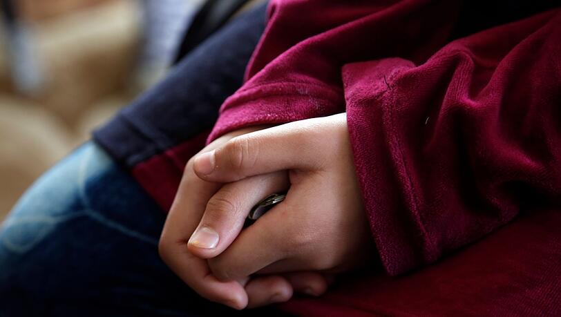 Schätzungen zufolge leben allein in Deutschland rund 75.000 von Genitalverstümmelung Betroffene, mehr als 20.000 Mädchen gelten als gefährdet (Symbolfoto). Schätzungen zufolge leben allein in Deutschland rund 75.000 von Genitalverstümmelung Betroffene, mehr als 20.000 Mädchen gelten als gefährdet (Symbolfoto).
