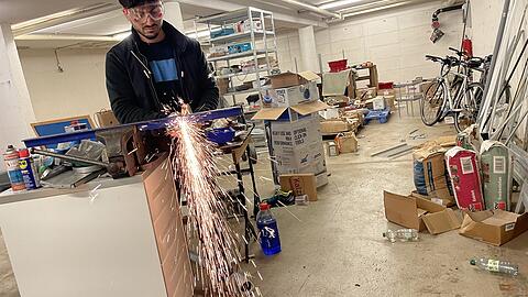 Can Çiçek am Schweißgerät in seiner Werkstatt. Can Çiçek am Schweißgerät in seiner Werkstatt.