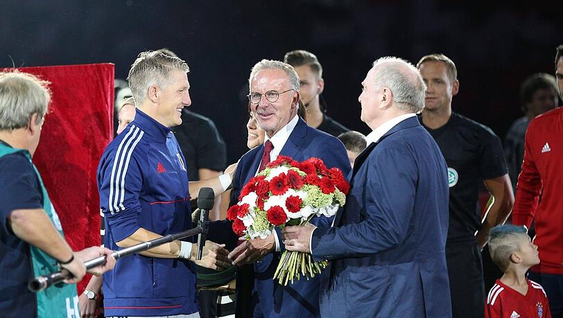 Emotionaler Abschied: Vorstandsboss Karl-Heinz Rummenigge und Präsident Uli Hoeneß sagen Basti Servus. Emotionaler Abschied: Vorstandsboss Karl-Heinz Rummenigge und Präsident Uli Hoeneß sagen Basti Servus.