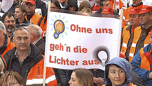 Mitarbeiter des Energiekonzerns EON demonstrieren in München vor der EON-Konzernzentrale für mehr Lohn. Mitarbeiter des Energiekonzerns EON demonstrieren in München vor der EON-Konzernzentrale für mehr Lohn.