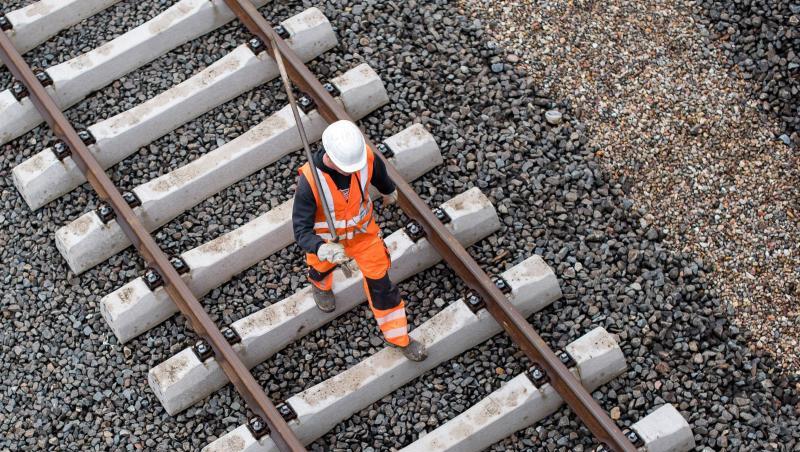 Ein Arbeiter geht über eine noch nicht fertige Gleisanlage der Bahn. Ein Arbeiter geht über eine noch nicht fertige Gleisanlage der Bahn.