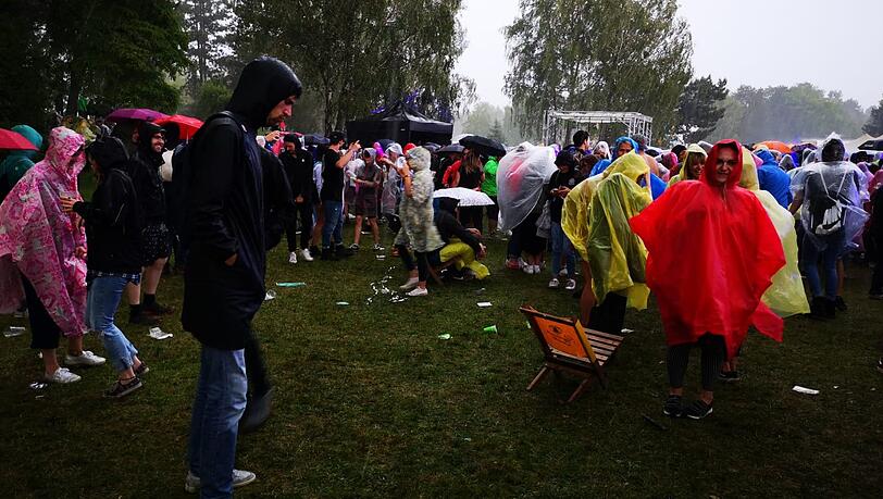 Festivalbesucher im Regen. Wenig später sorgt das Unwetter für den Abbruch der Veranstaltung. Festivalbesucher im Regen. Wenig später sorgt das Unwetter für den Abbruch der Veranstaltung.