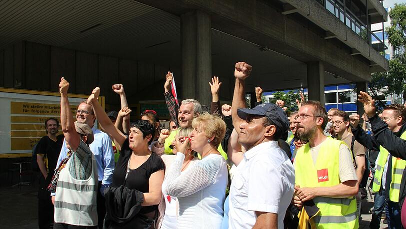 Streikende Postler vor dem Briefzentrum in der Arnulfstraße: sie wünschen sich vor allem Arbeitsplatzsicherheit. Streikende Postler vor dem Briefzentrum in der Arnulfstraße: sie wünschen sich vor allem Arbeitsplatzsicherheit.