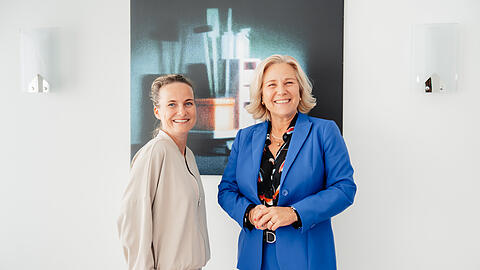 Sandra Bindler, Vorstandsvorsitzende der Münchner Bank eG (rechts im Bild) und Stefanie Faghani, die den Bereich "Markenkommunikation und genossenschaftliche Unternehmenskultur" verantwortet. Sandra Bindler, Vorstandsvorsitzende der Münchner Bank eG (rechts im Bild) und Stefanie Faghani, die den Bereich "Markenkommunikation und genossenschaftliche Unternehmenskultur" verantwortet.